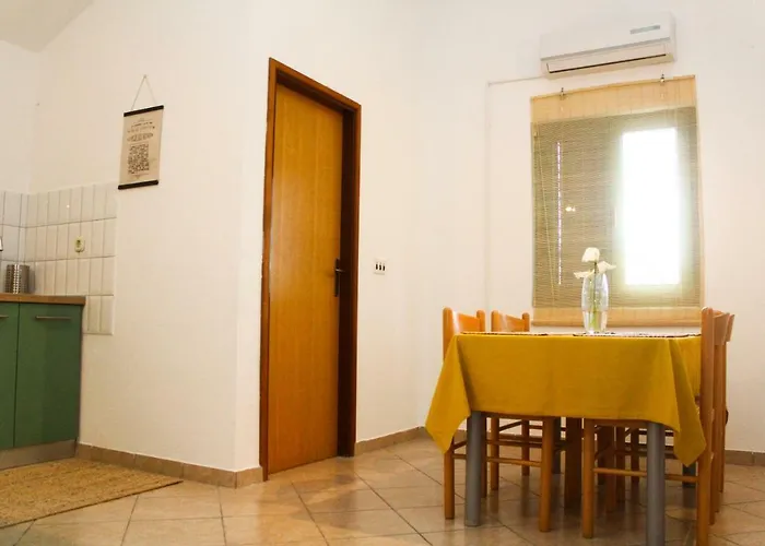 20 * Sveti Filip i Jakov